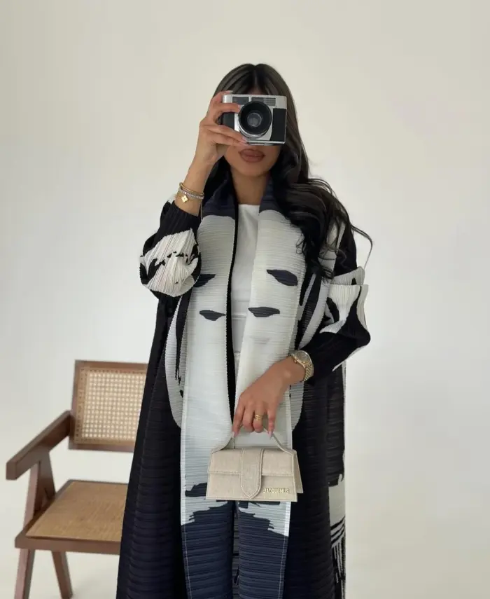 Monochrome Textured Pattern Abaya - Image 2