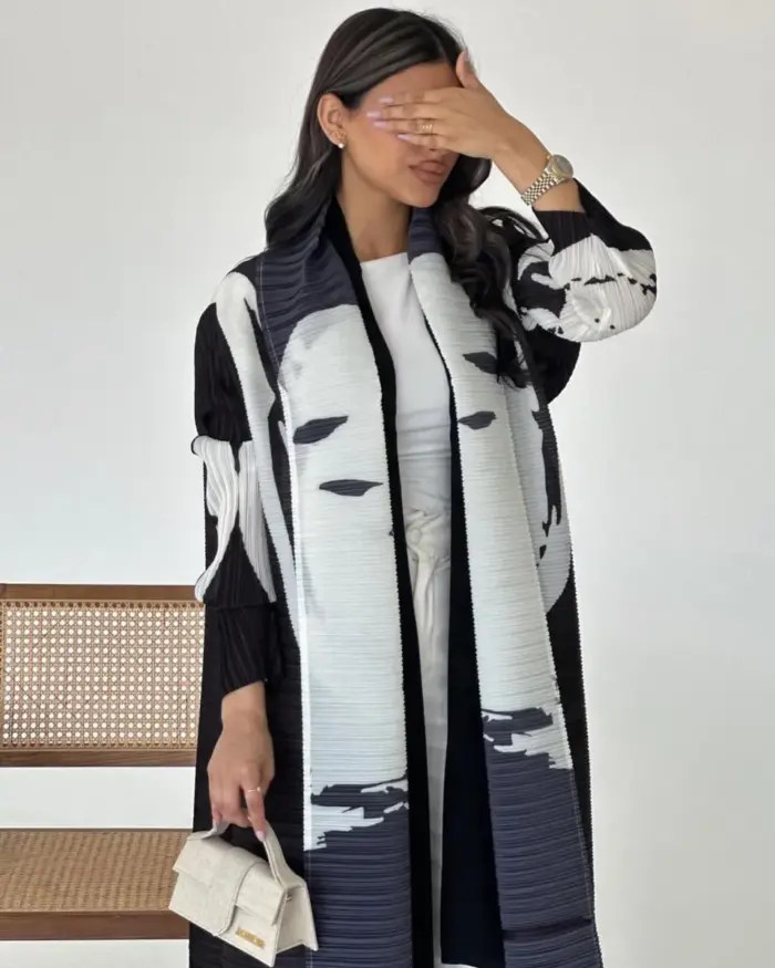 Monochrome Textured Pattern Abaya - Image 3