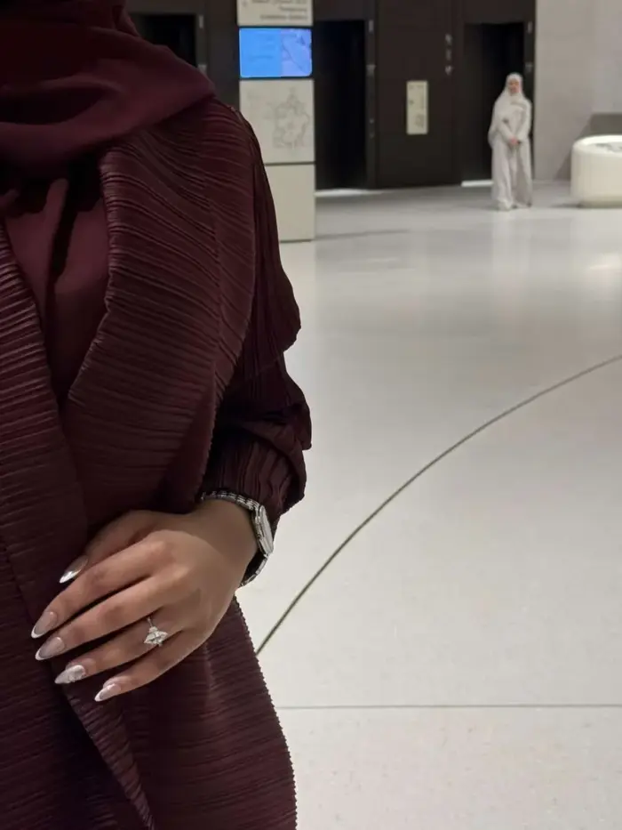 Burgundy Pleated Classic Abaya - Image 2