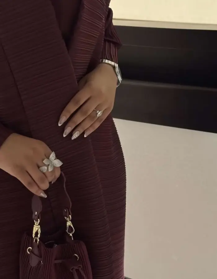 Burgundy Pleated Classic Abaya - Image 3