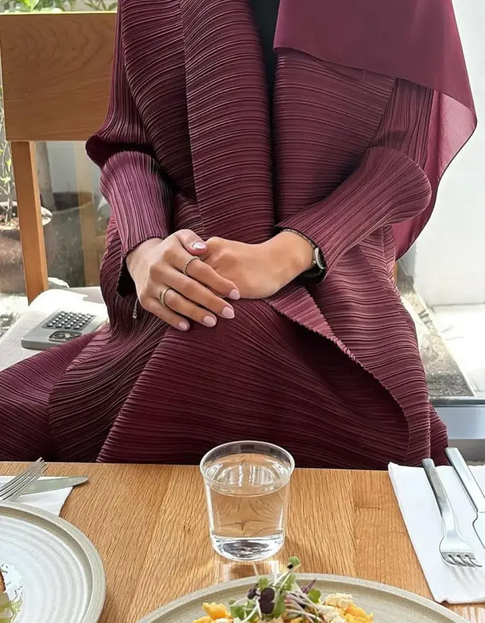 Burgundy Pleated Classic Abaya - Image 4